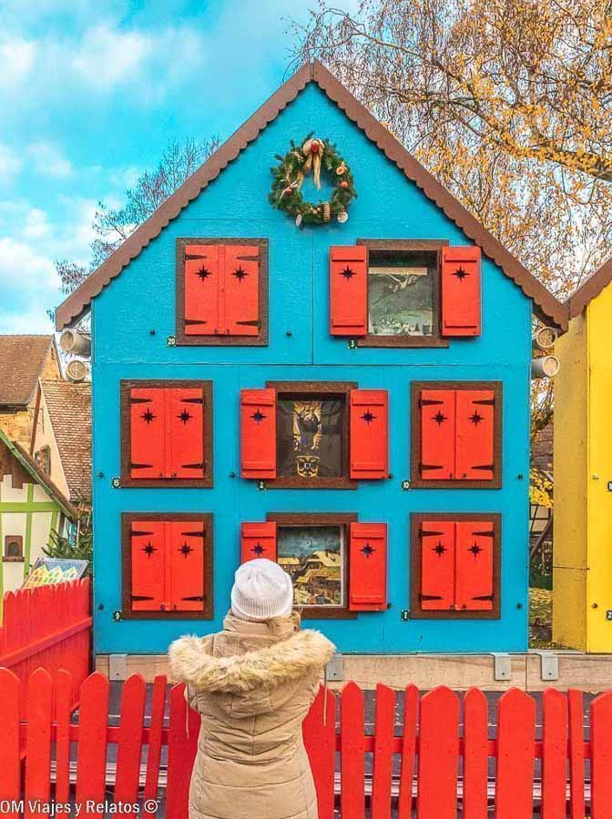 Foto mía frente al Calendario de Adviento de Turckheim decorado para Navidad