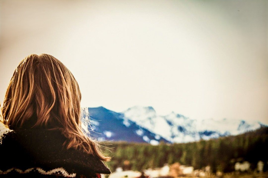 Foto mía contemplando un paisaje de montañas nevadas en el norte de Noruega