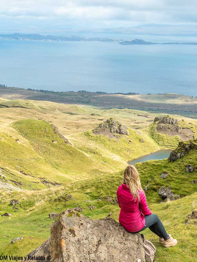 Foto mía contemplando el paisaje de la isla de Skye desde una zona elevada