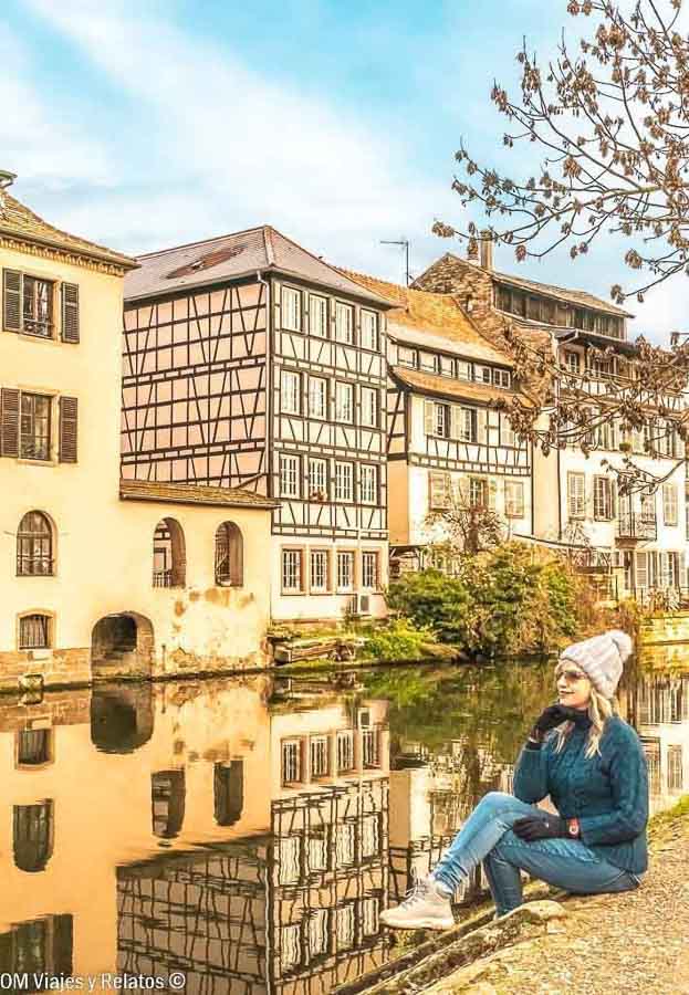 Foto mía junto a los canales y casas de entramado de madera de Estrasburgo