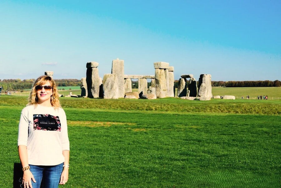 Foto mía frente a Stonehenge durante una excursión desde Londres
