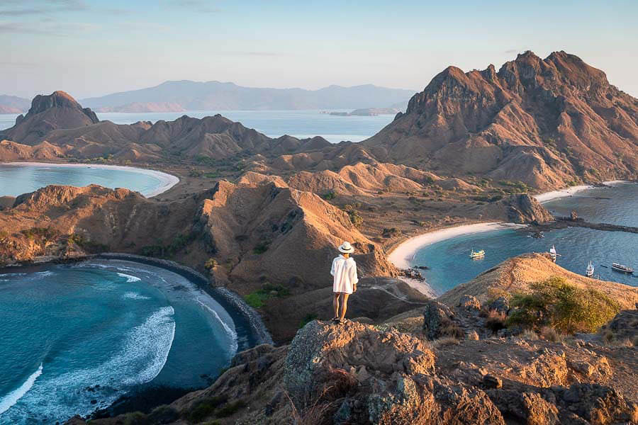 Foto mía contemplando las bahías y montañas de Padar, uno de los paisajes más espectaculares entre las mejores islas de Indonesia