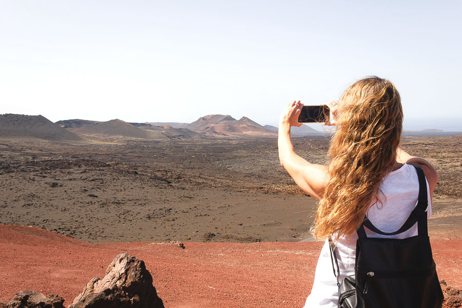 Footo mía fotografiando el paisaje volcánico del Parque Nacional de Timanfaya en Lanzarote