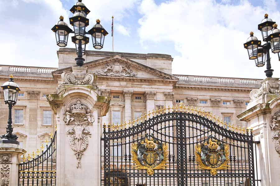 Fachada y verjas del Palacio de Buckingham en Londres