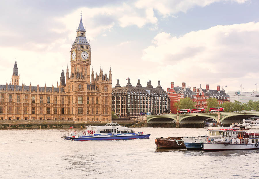 Palacio de Westminster y Big Ben junto al río Támesis en Londres