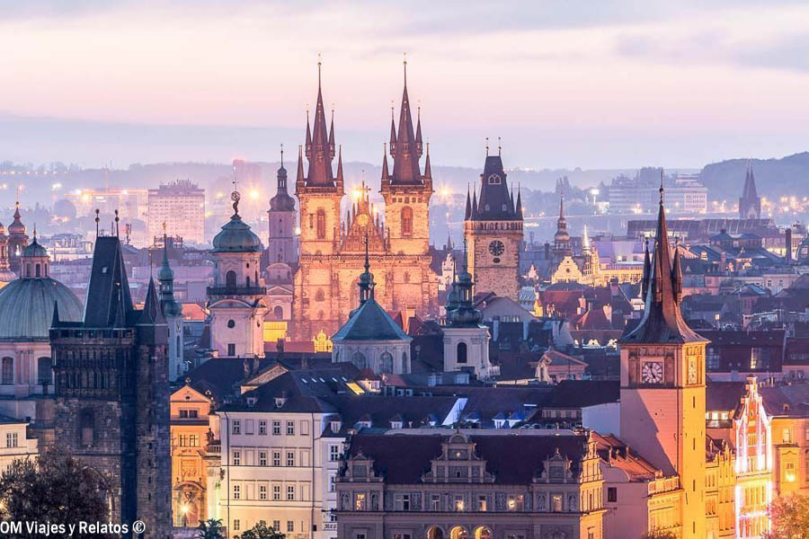 Vista panorámica del centro histórico de Praga con las torres de la Iglesia de Nuestra Señora de Týn
