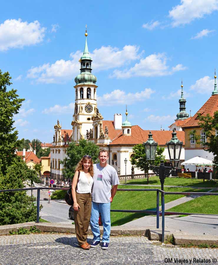 Foto en pareja de OM Viajes y Relatos frente al Santuario de Loreto durante una visita por Praga