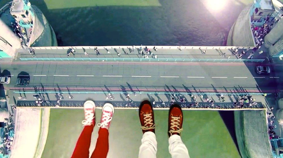 Pasarela de cristal de Tower Bridge con vistas a la carretera desde las alturas
