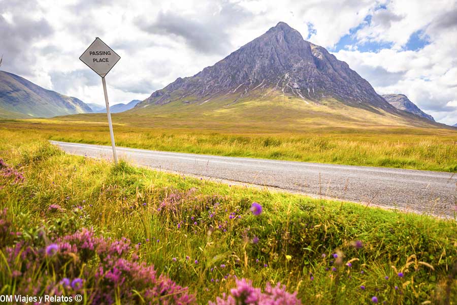 Señal de passing place en las Highlands al viajar por Escocia en autocaravana