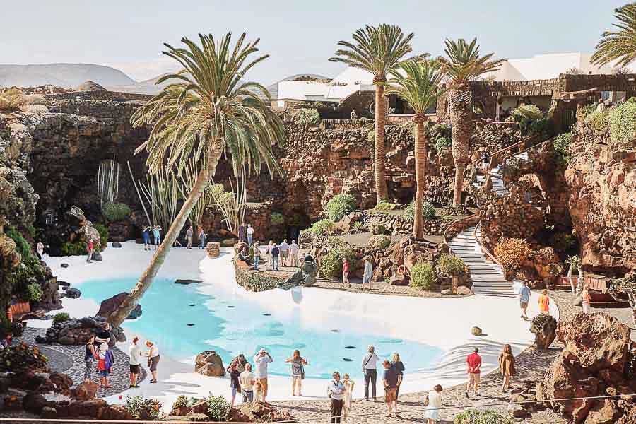 Piscina y jardines de los Jameos del Agua rodeados de roca volcánica en Lanzarote
