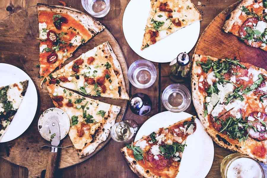 Pizzas variadas sobre una mesa durante una comida en Londres
