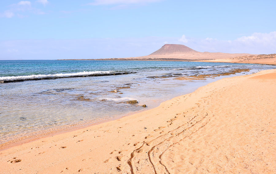 Playa de las Conchas en La Graciosa con Montaña Clara al fondo