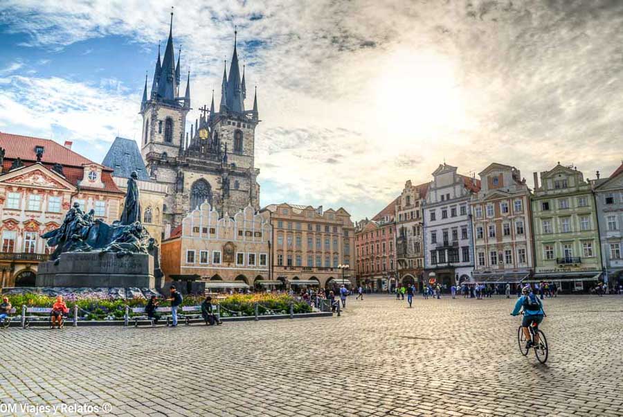 Plaza de la Ciudad Vieja de Praga con la Iglesia de Nuestra Señora de Týn y el monumento a Jan Hus