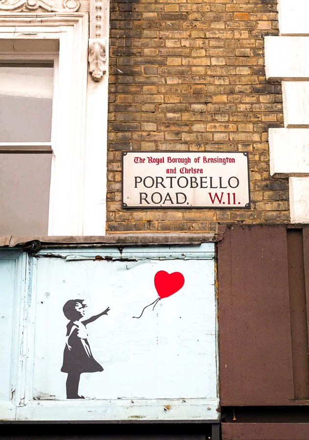 Cartel de Portobello Road con arte urbano en Notting Hill, Londres