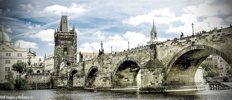 Puente de Carlos sobre el río Moldava con la Torre de la Ciudad Vieja de Praga