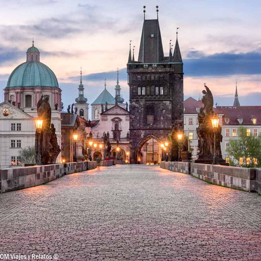 Puente de Carlos al amanecer con la Torre de la Ciudad Vieja de Praga al fondo