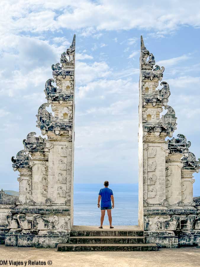 Juan Carlos contemplando el mar desde una puerta tradicional balinesa, en Bali, una de las islas imprescindibles de Indonesia