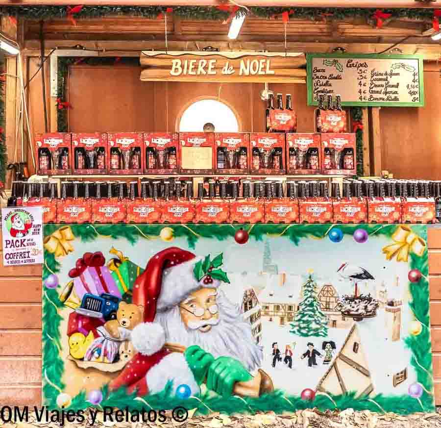 Puesto de bière de Noël en los mercados de Navidad de Alsacia con botellas de cerveza navideña