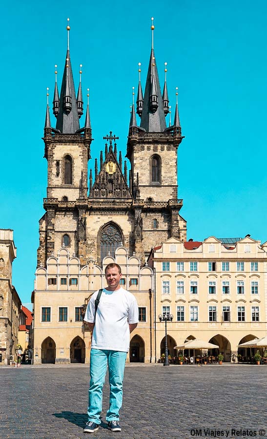 Foto de JC en la plaza de la Ciudad Vieja, frente a la Iglesia de Nuestra Señora de Týn, uno de los lugares imprescindibles que ver en Praga en 2 días