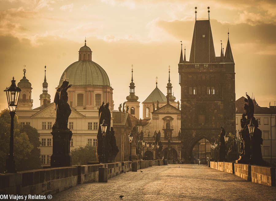 Puente de Carlos al amanecer, uno de los lugares imprescindibles que ver en Praga en 2 días
