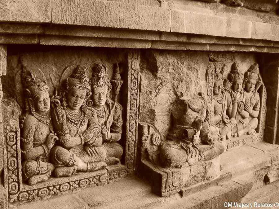 Relieves de piedra en un templo de Java, una muestra del patrimonio cultural de una de las mejores islas de Indonesia