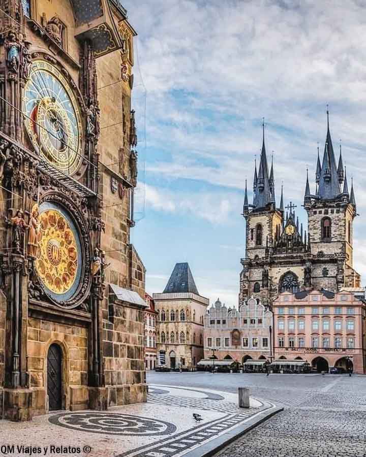 Reloj Astronómico e Iglesia de Nuestra Señora de Týn en la Plaza de la Ciudad Vieja de Praga