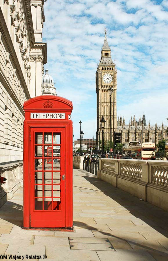 Requisitos para viajar a Londres desde España, con una vista del Big Ben y una tradicional cabina telefónica roja