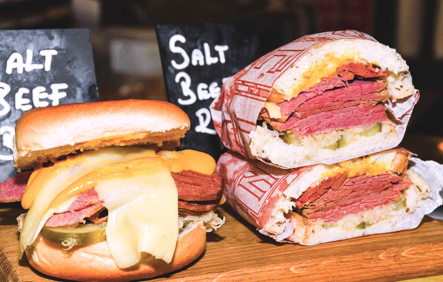 Sándwiches de salt beef con queso y pepinillos en Londres