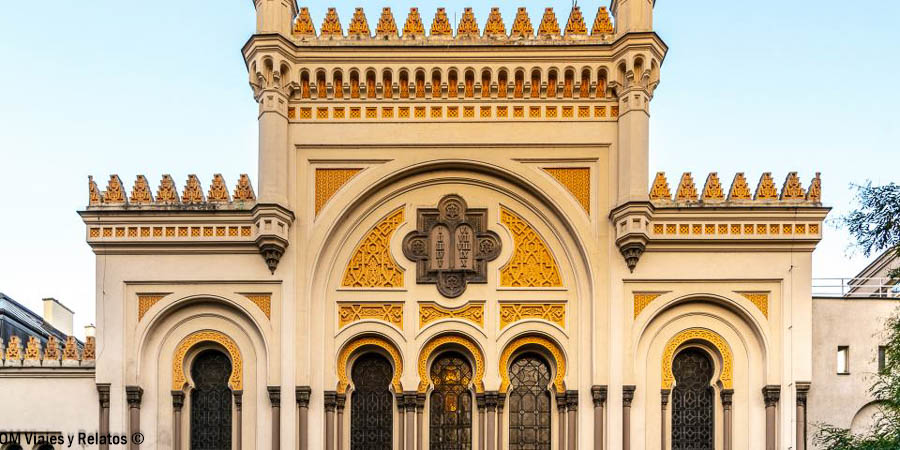 Fachada de la Sinagoga Española de Praga, en el barrio judío de Josefov