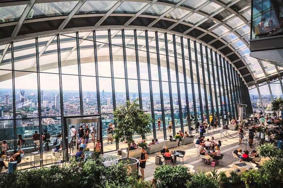 Interior del Sky Garden con vistas panorámicas de Londres