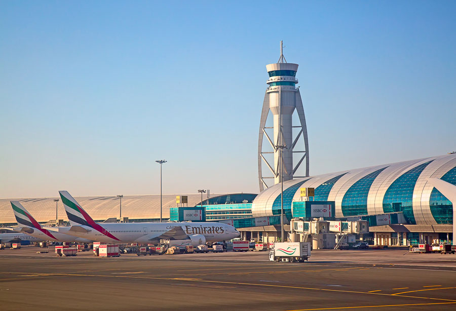 Terminal de aeropuerto con aviones de Emirates durante una escala internacional
