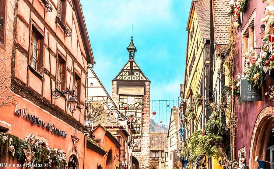 Calle de Riquewihr decorada en Navidad con el Dolder y casas tradicionales de Alsacia