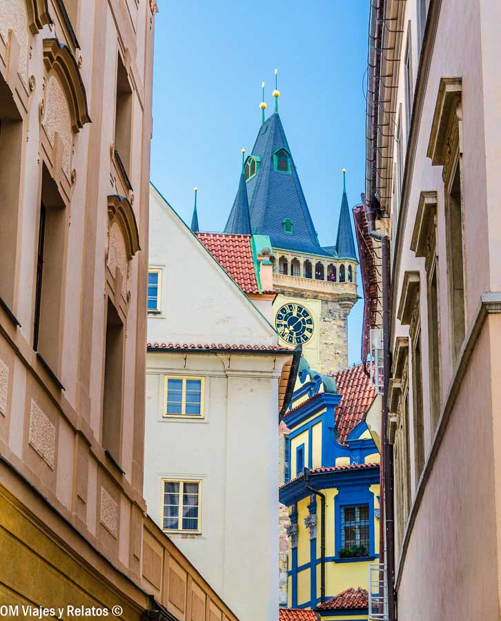 Torre Jindřišská con su reloj entre las calles históricas del centro de Praga