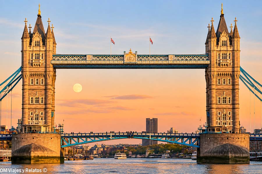 Tower Bridge al atardecer sobre el río Támesis en Londres