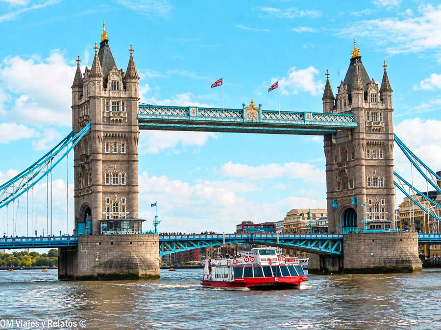 Vista del Tower Bridge de Londres con un barco turístico navegando por el río Támesis