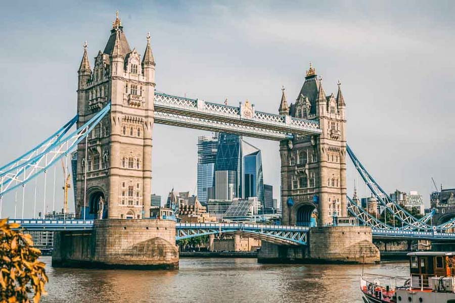 Tower Bridge con el skyline de la City de Londres al fondo