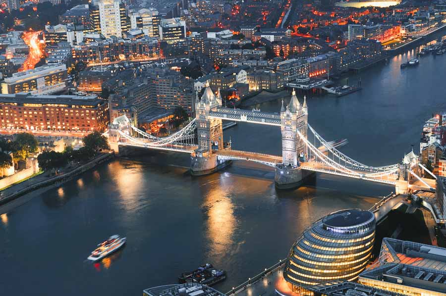 Vista aérea de Tower Bridge iluminado sobre el río Támesis al anochecer