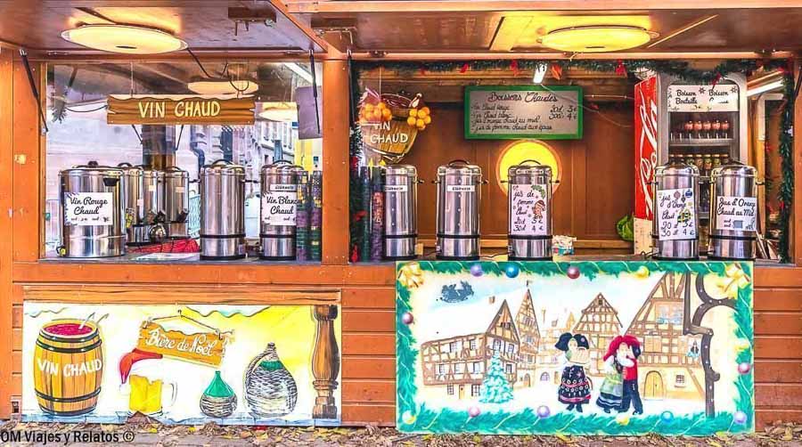 Puesto de vin chaud en los mercados de Navidad de Alsacia con vino caliente y cerveza navideña