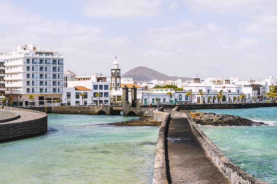 Vista costera de Arrecife con el Puente de las Bolas y el casco urbano de Lanzarote
