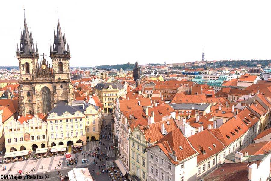 Vista panorámica de la Plaza de la Ciudad Vieja y la Iglesia de Nuestra Señora de Týn desde la torre del Ayuntamiento de Praga