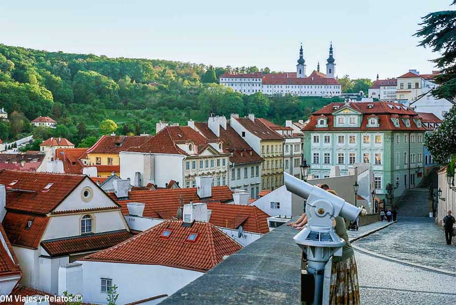 Vista de los tejados de Malá Strana con el Monasterio de Strahov al fondo, en Praga