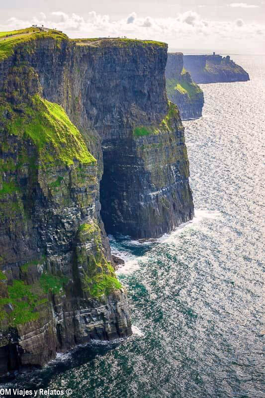 Vista panorámica de los Acantilados de Moher en Irlanda, con sus enormes paredes de roca sobre el océano Atlántico