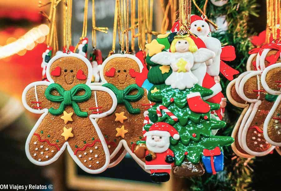Adornos navideños con figuras de jengibre y Papá Noel en un mercado de Navidad de Francia