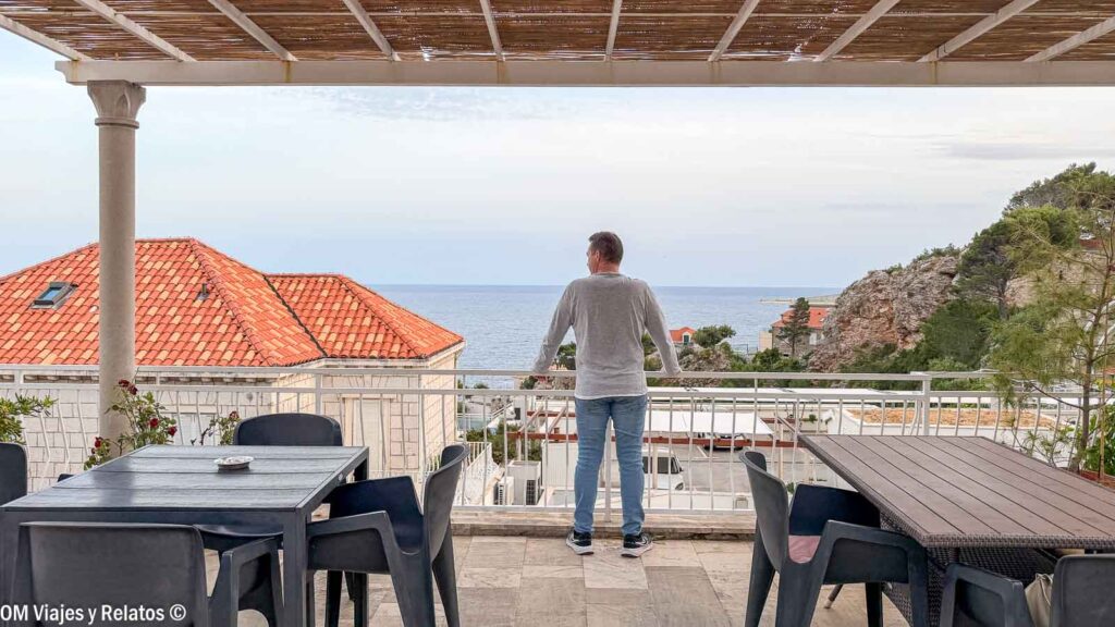 JC con vistas al mar desde nuestro alojamiento en Dubrovnik