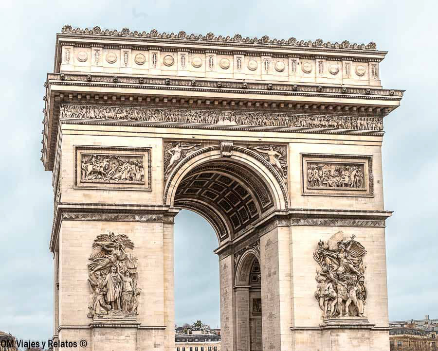 Arco del Triunfo de París visto de cerca, con sus esculturas y relieves históricos en la fachada
