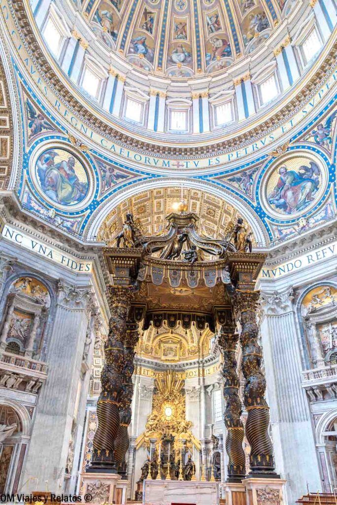 Baldaquino de Bernini bajo la gran cúpula de la Basílica de San Pedro, con sus columnas de bronce y mosaicos decorativos