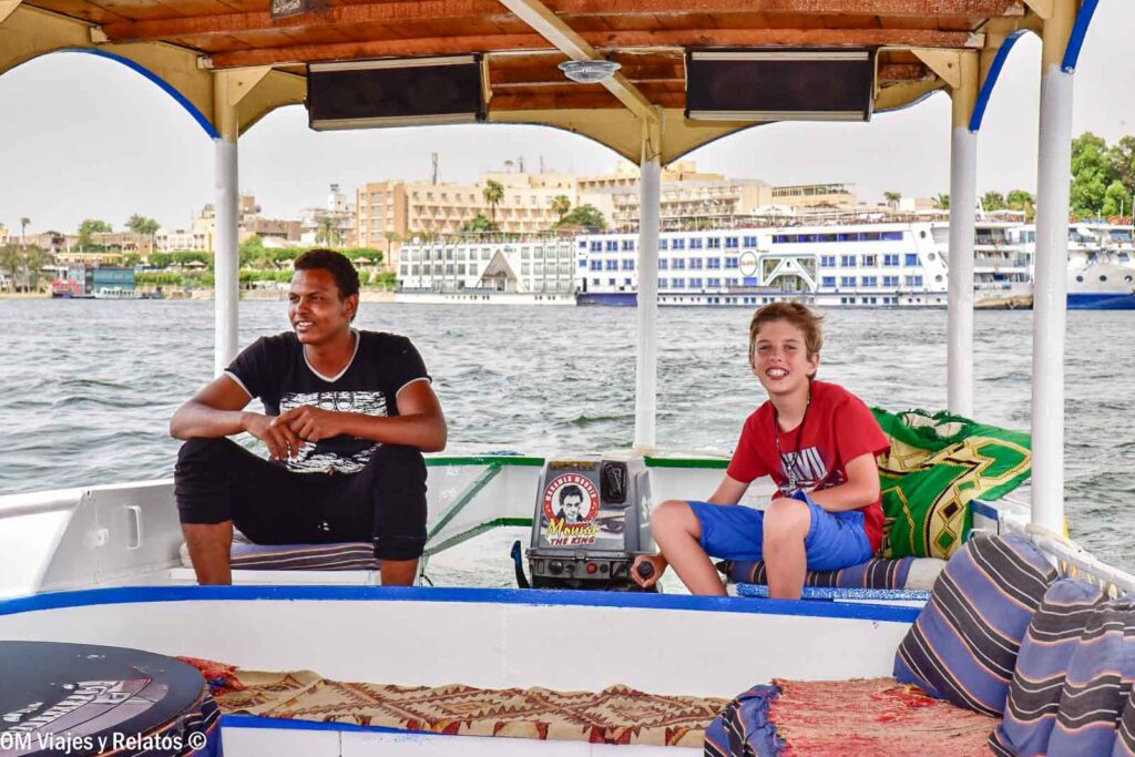 Raúl durante un paseo en barca por el río Nilo en Aswan