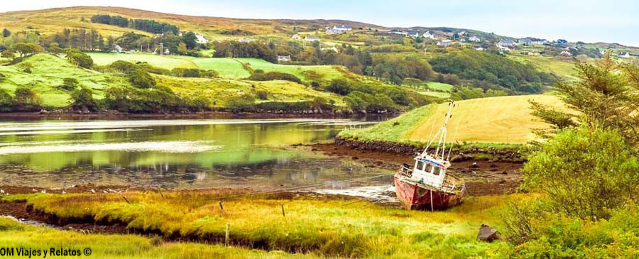 Barco varado en Kilcar durante nuestra ruta por Irlanda en 7 días