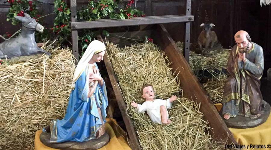 Belén tradicional de Carcassonne en Navidad con la Virgen, San José y el Niño Jesús