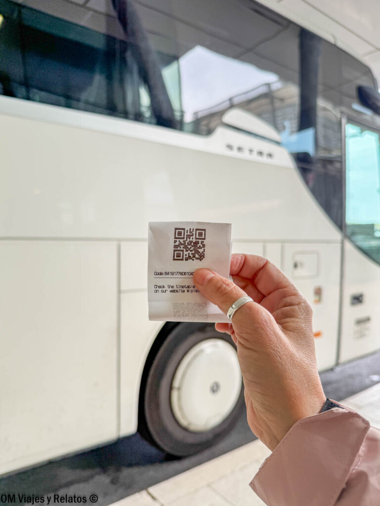 Para esta foto del billete de autobús en Dubrovnik: ALT: Billete de autobús para moverse en transporte público por Dubrovnik